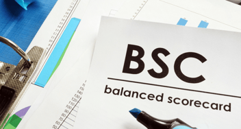 Hojas de papel con las letras BSC