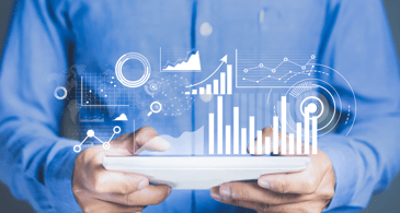 Persona sosteniendo una tablet con unos diagramas estadísticos